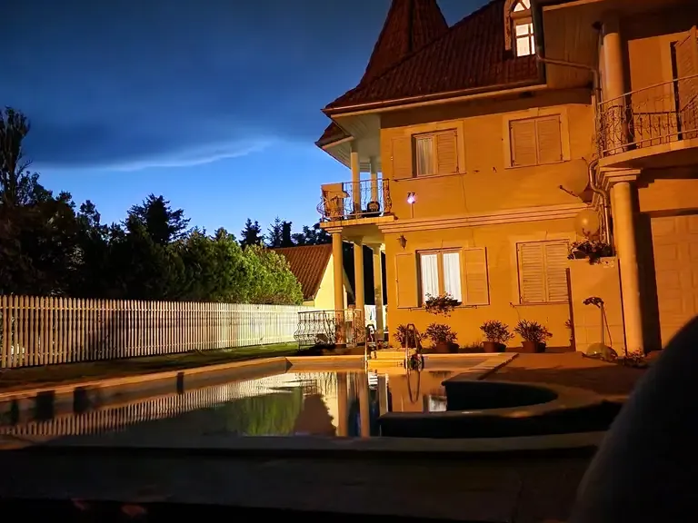 Éjszakai megvilágítás a Bella Villánál